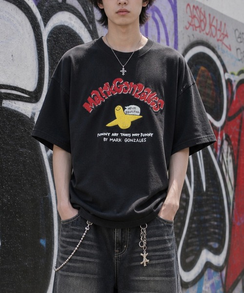 Mark Gonzales(マーク・ゴンザレス)の「【ba】〔Mark Gonzales ARTWORK COLLECTION〕アソートアートデザイン 半袖クルーネックTシャツ 刺繍/サガラ刺繍/ワッペン(Tシャツ/カットソー・メンズ・ホワイト系6/ホワイト系2/ホワイト系1/ブラック系9/ブラック系8/ブラック系7/ブラック系6/ブラック系5/ホワイト系4/ブルー系2/グレー系9/グレー系7/ブラック系4/ブラック系2/ホワイト系5/ホワイト系3/ブルー系8/グレー系4/グレー系3/ブルー系1/ホワイト系9/ホワイト系8/ホワイト系7/ブラック系3/ブラック系1・LARGE/MEDIUM)」の17枚目の写真