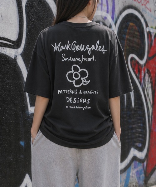 Mark Gonzales(マーク・ゴンザレス)の「【ba】〔Mark Gonzales ARTWORK COLLECTION〕アソートアートデザイン 半袖クルーネックTシャツ 刺繍/サガラ刺繍/ワッペン(Tシャツ/カットソー・メンズ・ホワイト系6/ホワイト系2/ホワイト系1/ブラック系9/ブラック系8/ブラック系7/ブラック系6/ブラック系5/ホワイト系4/ブルー系2/グレー系9/グレー系7/ブラック系4/ブラック系2/ホワイト系5/ホワイト系3/ブルー系8/グレー系4/グレー系3/ブルー系1/ホワイト系9/ホワイト系8/ホワイト系7/ブラック系3/ブラック系1・LARGE/MEDIUM)」の20枚目の写真