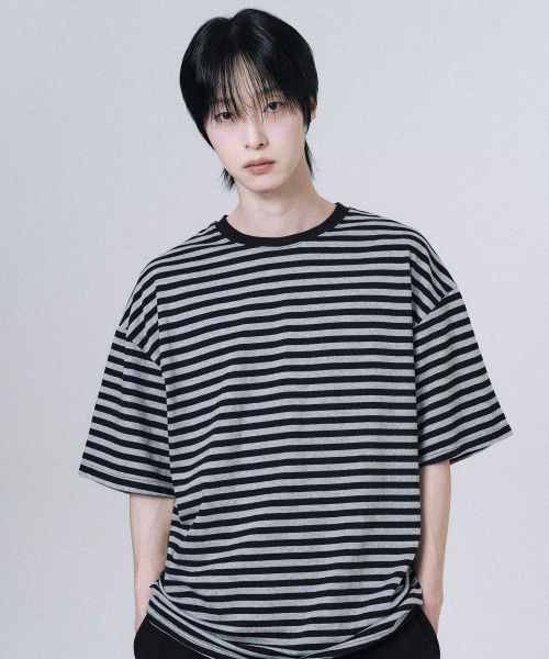 MOOVN(ムブン)の「オーバーサイズストライプ半袖Tシャツグレー(Tシャツ/カットソー・メンズ・その他・SMALL/MEDIUM/LARGE)」の2枚目の写真