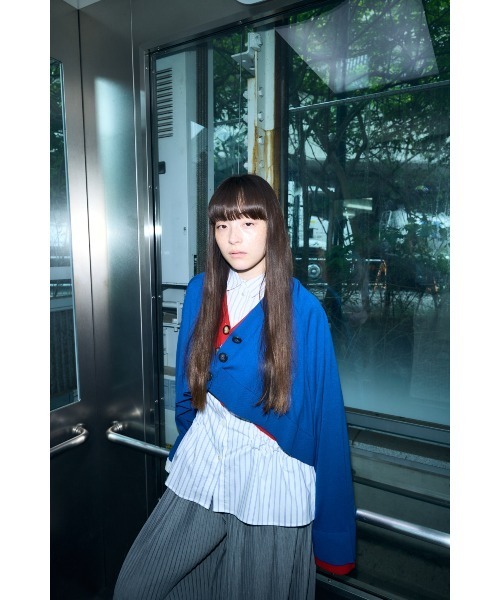 ENFOLD(エンフォルド)の「UMBRELLA CARDIGAN(カーディガン/ボレロ・レディース・ブルー/レッド/ダークネイビー・38)」の4枚目の写真