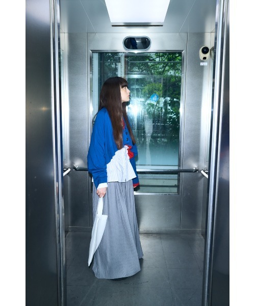 ENFOLD(エンフォルド)の「UMBRELLA CARDIGAN(カーディガン/ボレロ・レディース・ブルー/レッド/ダークネイビー・38)」の6枚目の写真