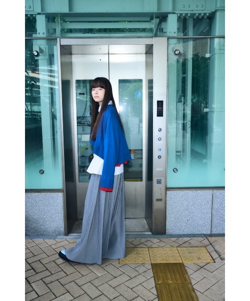 ENFOLD(エンフォルド)の「UMBRELLA CARDIGAN(カーディガン/ボレロ・レディース・ブルー/レッド/ダークネイビー・38)」の8枚目の写真