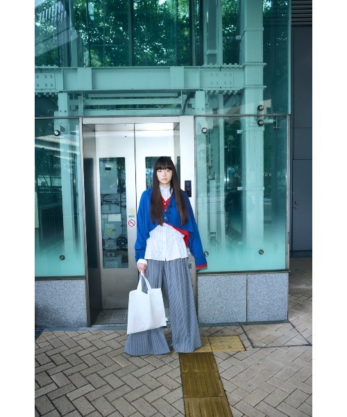 ENFOLD(エンフォルド)の「UMBRELLA CARDIGAN(カーディガン/ボレロ・レディース・ブルー/レッド/ダークネイビー・38)」の9枚目の写真