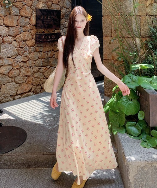 FAVORITO(ファヴォリート)の「Vネック花柄ワンピース(ワンピース・レディース・ライトイエロー・L/M/S)」の4枚目の写真