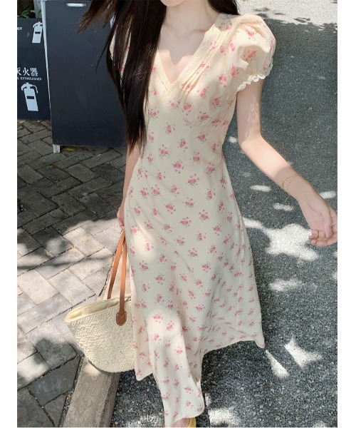FAVORITO(ファヴォリート)の「Vネック花柄ワンピース(ワンピース・レディース・ライトイエロー・L/M/S)」の2枚目の写真