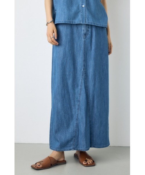 AZUL by moussy（アズールバイマウジー）の「【セットアップ対応】【身長/骨格別着用画像あり】ライトオンスデニムスカート（デニムスカート・レディース・ワンウォッシュ/ブルー・MEDIUM/SMALL）」の4枚目の写真