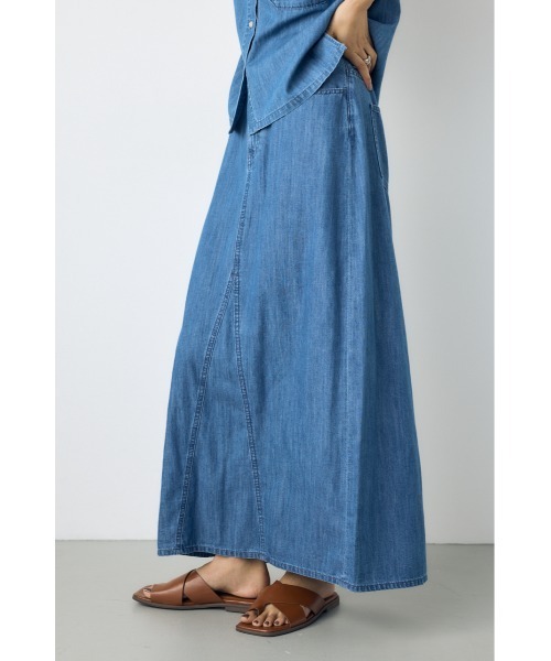 AZUL by moussy（アズールバイマウジー）の「【セットアップ対応】【身長/骨格別着用画像あり】ライトオンスデニムスカート（デニムスカート・レディース・ワンウォッシュ/ブルー・MEDIUM/SMALL）」の5枚目の写真
