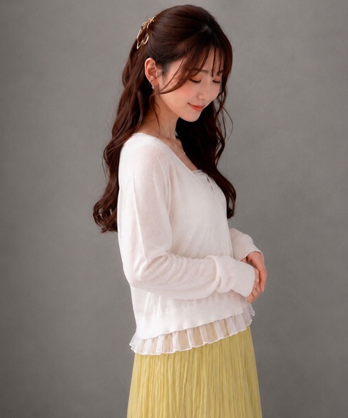 FINEnough（ファインナフ）の「シアーフリルヘムVネックカーディガン（ニット/セーター・レディース・ベージュ系その他/ホワイト/ブラック・FREE）」の6枚目の写真