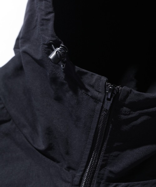 XLARGE(エクストララージ)の「CURVED NYLON JACKET(ブルゾン・メンズ・ホワイト/ブラック/オリーブ・S/L/M/XL)」の4枚目の写真