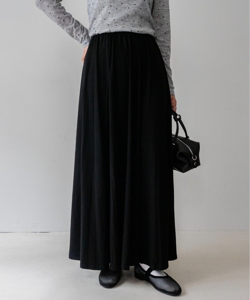 on:nue(オンニュ)の「【on:nue】ストレッチカットフレアマキシスカート /26-27 AW COLLECTION(スカート・レディース・ブラウン/ホワイト/ブラック/グレー・FREE)」の2枚目の写真