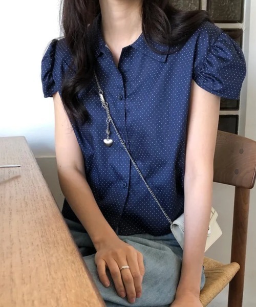 FAVORITO(ファヴォリート)の「襟付きドット柄シャツ(シャツ/ブラウス・レディース・ブラック/ブルー・F)」の1枚目の写真