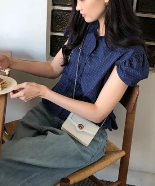 FAVORITO(ファヴォリート)の「襟付きドット柄シャツ(シャツ/ブラウス・レディース・ブラック/ブルー・F)」の4枚目の写真