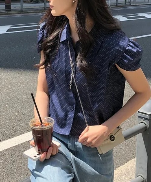 FAVORITO(ファヴォリート)の「襟付きドット柄シャツ(シャツ/ブラウス・レディース・ブラック/ブルー・F)」の5枚目の写真