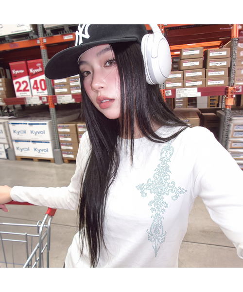 GRAVER（グレーバー）の「[UNISEX]SIM CROSS ロングスリーブ Tシャツ_4color（Tシャツ/カットソー・レディース・チャコールグレー/ホワイト/ライトホワイト/ブラック・MEDIUM/LARGE）」の2枚目の写真
