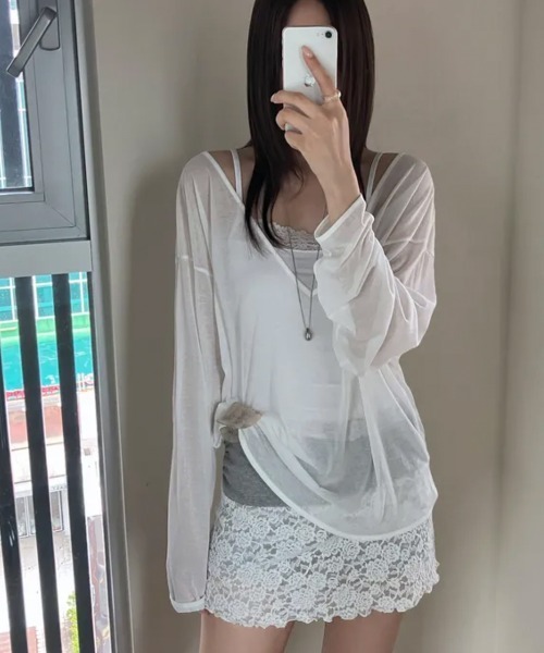 LOENNE(ロエヌ)の「Sheer Deep V-Neck Knit / シアーディープVネックニット(Tシャツ/カットソー・レディース・ホワイト/ブラック/ミント・FREE)」の1枚目の写真