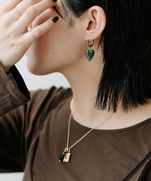 ear PAPILLONNER(イアパピヨネ)の「グリーンハートピアス《日本製》(ピアス(両耳用)・レディース・ダークグリーン・FREE)」の4枚目の写真