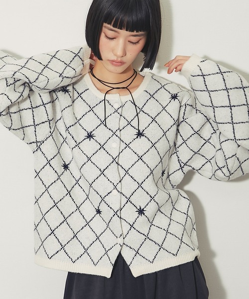 ANOTHER S(アナザーエス)の「刺繍ダイヤチェックニットカーディガン(カーディガン/ボレロ・レディース・ブラック/グレイッシュベージュ/アイボリー・M)」の2枚目の写真