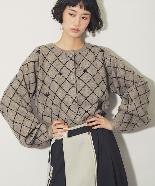 ANOTHER S(アナザーエス)の「刺繍ダイヤチェックニットカーディガン(カーディガン/ボレロ・レディース・ブラック/グレイッシュベージュ/アイボリー・M)」の15枚目の写真