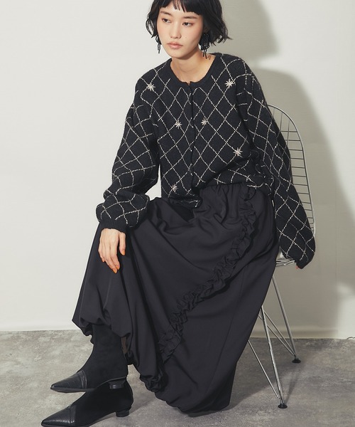 ANOTHER S(アナザーエス)の「刺繍ダイヤチェックニットカーディガン(カーディガン/ボレロ・レディース・ブラック/グレイッシュベージュ/アイボリー・M)」の11枚目の写真