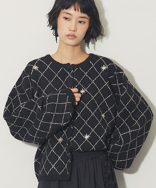 ANOTHER S(アナザーエス)の「刺繍ダイヤチェックニットカーディガン(カーディガン/ボレロ・レディース・ブラック/グレイッシュベージュ/アイボリー・M)」の5枚目の写真