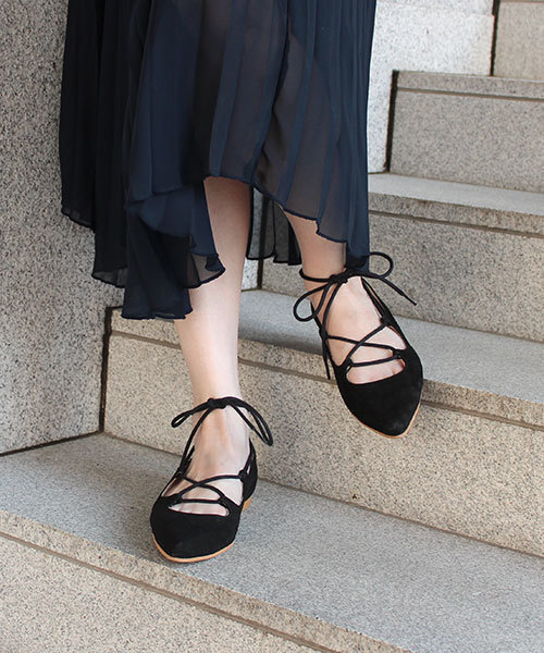 HELIOPOLE（エリオポール）の「HERMONT　ポイントレースアップパンプス（パンプス・レディース・ブラック・38/35/36/37）」の2枚目の写真