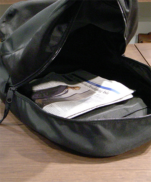 PORTER(ポーター)の「PORTER ROUND DAYPACK <B印 YOSHIDA SELECT>(バックパック/リュック・メンズ・ブラック・ONE SIZE)」の5枚目の写真
