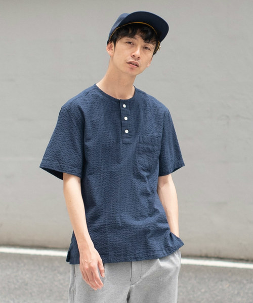 L&HARMONY(エルアンドハーモニー)の「プルオーバークルーネック半袖シアサッカーシャツ(シャツ/ブラウス・メンズ・ホワイト/ネイビー・MEDIUM/LARGE)」の2枚目の写真