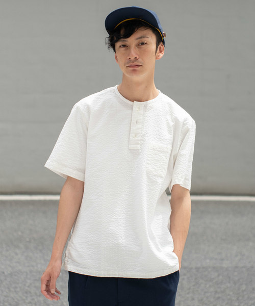 L&HARMONY(エルアンドハーモニー)の「プルオーバークルーネック半袖シアサッカーシャツ(シャツ/ブラウス・メンズ・ホワイト/ネイビー・MEDIUM/LARGE)」の1枚目の写真