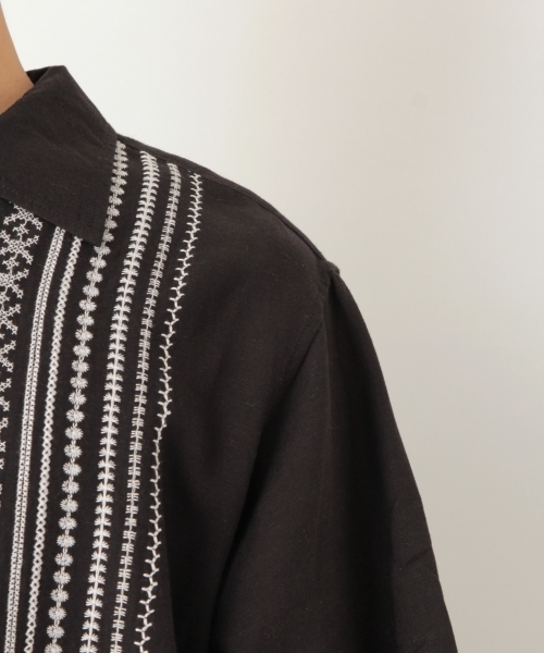 niko and...（ニコアンド）の「インドワイド刺繍シャツ（シャツ/ブラウス・メンズ・ホワイト/ブラウン/カーキ/チャコール・MEDIUM/LARGE）」の14枚目の写真