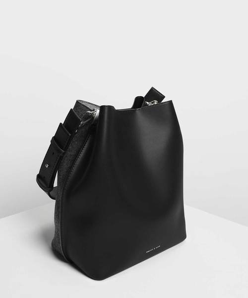 スタッズディテールホーボーバッグ / Stud Detail Hobo Bag