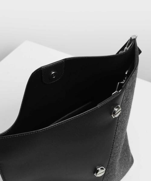スタッズディテールホーボーバッグ / Stud Detail Hobo Bag