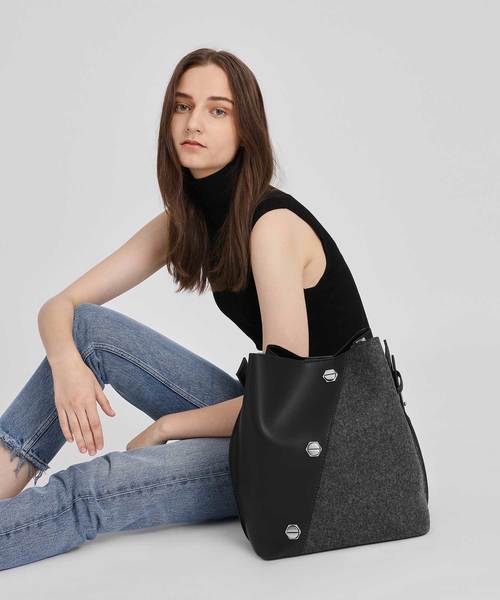スタッズ付きレザー ホーボーバッグ スタッズディテールホーボーバッグ / Stud Detail Hobo Bag