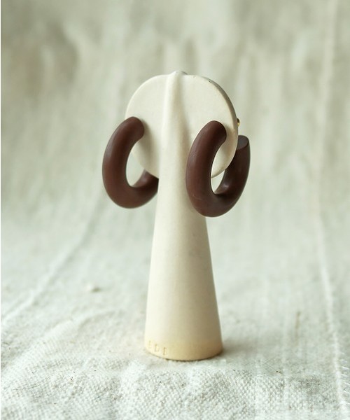 TODAYFUL（トゥデイフル）の「アソートテクスチャーピアス（ピアス（両耳用）・レディース・ブラック/ダークブラウン/ベージュ系その他・FREE）」の2枚目の写真