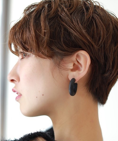 TODAYFUL（トゥデイフル）の「アソートテクスチャーピアス（ピアス（両耳用）・レディース・ブラック/ダークブラウン/ベージュ系その他・FREE）」の4枚目の写真