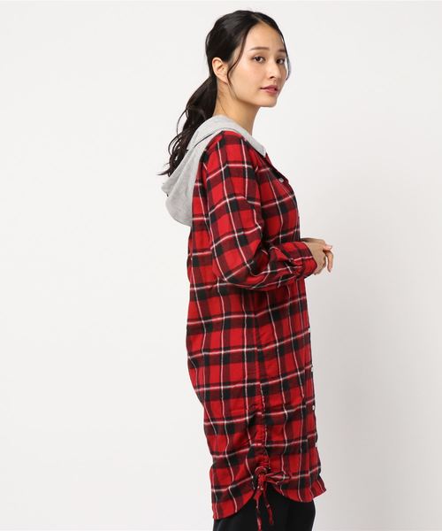 GeeRA(ジーラ)の「フード付チェックシャツチュニック(シャツ/ブラウス・レディース・レッド/オフホワイト・MEDIUM/LARGE/X-LARGE/XX-LARGE)」の4枚目の写真