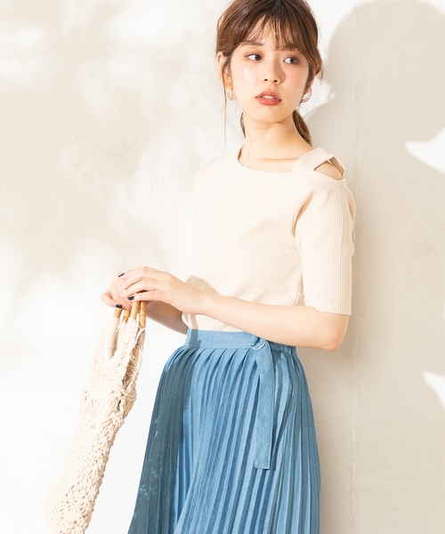 natural couture(ナチュラルクチュール)の「ワンショルストラップテレコTシャツ(Tシャツ/カットソー・レディース・ブラック/ベージュ/ブラウン/サックスブルー/アイボリー・FREE)」の1枚目の写真