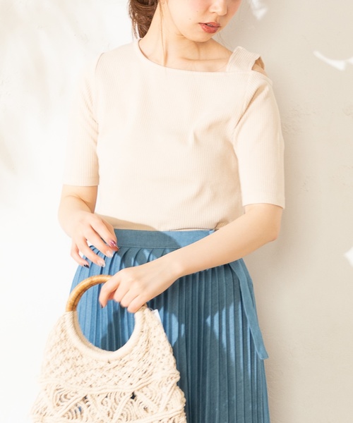 natural couture(ナチュラルクチュール)の「ワンショルストラップテレコTシャツ(Tシャツ/カットソー・レディース・ブラック/ベージュ/ブラウン/サックスブルー/アイボリー・FREE)」の6枚目の写真
