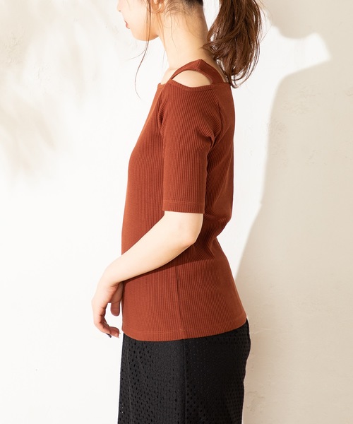natural couture(ナチュラルクチュール)の「ワンショルストラップテレコTシャツ(Tシャツ/カットソー・レディース・ブラック/ベージュ/ブラウン/サックスブルー/アイボリー・FREE)」の10枚目の写真