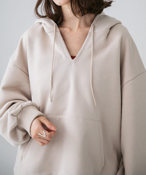 PUBLIC TOKYO（パブリックトウキョウ）の「極 Vネックスリットフードパーカー（パーカー・レディース・ダークグレー/ベージュ/パープル・FREE）」の7枚目の写真