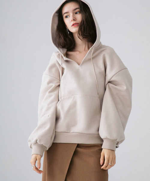 PUBLIC TOKYO（パブリックトウキョウ）の「極 Vネックスリットフードパーカー（パーカー・レディース・ダークグレー/ベージュ/パープル・FREE）」の4枚目の写真