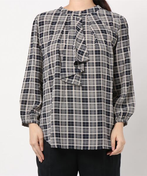 BELLUNA（ベルーナ）の「ジョーゼット素材ドレープボウタイブラウス（シャツ/ブラウス・レディース・ベージュ/オフホワイト/ストライプ/ブラック/ネイビー・LARGE/X-LARGE/MEDIUM）」の15枚目の写真