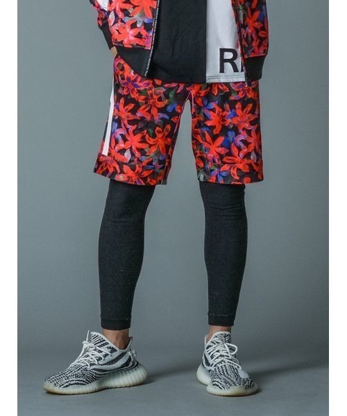 REGIEVO(レジエボ)の「REGIEVO 花柄フラワープリントショートパンツ(その他パンツ・メンズ・レッド/ブルー・L/M/XL/S)」の2枚目の写真