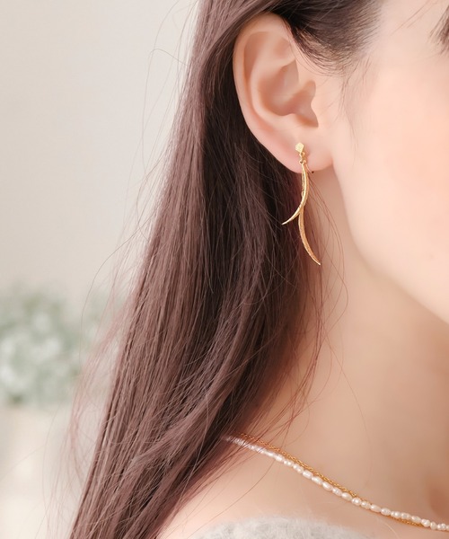 Phoebe(フィービィー)の「【痛くないシリーズ】シャイニーアシンメトリークリスタルループフィットイヤリング(イヤリング・レディース・シルバー/ゴールド・FREE)」の2枚目の写真