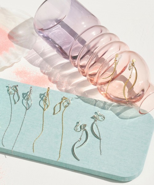 Phoebe(フィービィー)の「【痛くないシリーズ】シャイニーアシンメトリークリスタルループフィットイヤリング(イヤリング・レディース・シルバー/ゴールド・FREE)」の10枚目の写真