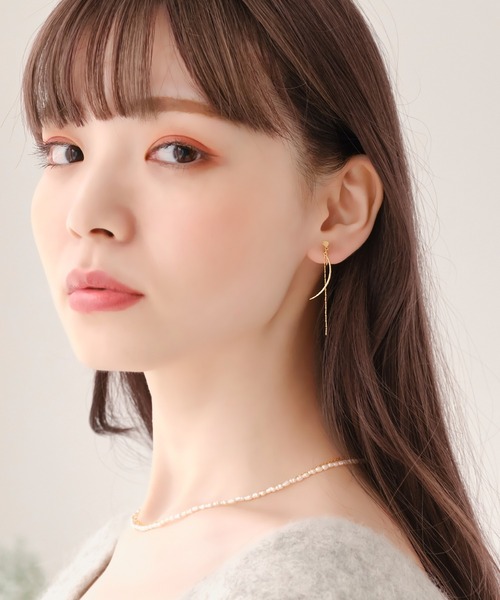 Phoebe(フィービィー)の「【痛くないシリーズ】シャイニーアシンメトリークリスタルループフィットイヤリング(イヤリング・レディース・シルバー/ゴールド・FREE)」の4枚目の写真