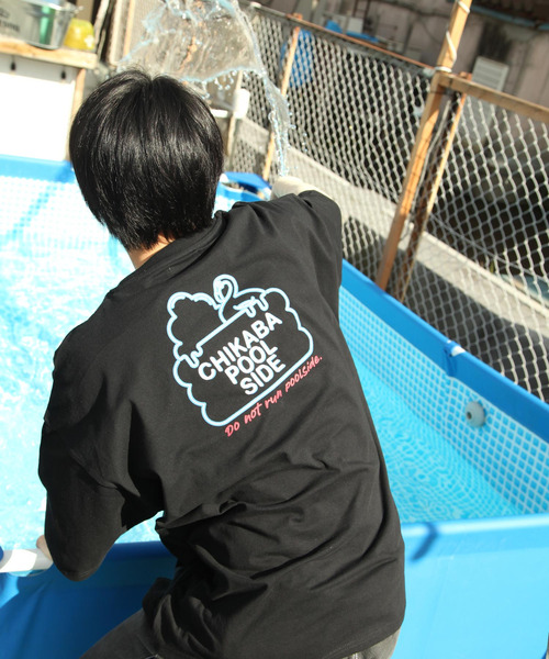 CHIKABA（チカバ）の「【CHIKABA POOL SIDE】ビックシルエット半袖バックプリントエモTシャツ（Tシャツ/カットソー・メンズ・パープル/ブラック系/ブルー系/ベージュ/ホワイト系1/ベージュ系1/ブラック/ホワイト系/ベージュ系/パープル系/パープル系1/ホワイト/ブルー/ブラック系1/ブルー系1・MEDIUM/LARGE）」の4枚目の写真
