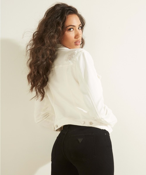 Guess（ゲス）の「Denim Trucker Jacket（デニムジャケット・レディース・ホワイト・X-SMALL/SMALL/MEDIUM）」の2枚目の写真