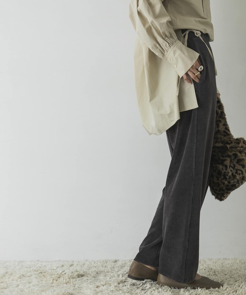 URBAN RESEARCH（アーバンリサーチ）の「ニットコールストレートパンツ（その他パンツ・レディース・ベージュ/チャコールグレー・FREE）」の4枚目の写真