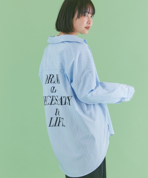 LAVEANGE(ラビアンジェ)の「バックロゴプリントストライプシャツ(シャツ/ブラウス・レディース・ピンク/ブルー/グリーン・LL/3L/4L/5L/M)」の4枚目の写真