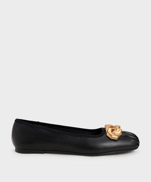 CHARLES & KEITH(チャールズ & キース)の「ルーシュドスクエアトゥ チャンキーチェーンリンクバレリーナ / Ruched Square-Toe Chunky Chain-Link Ballerinas(バレエシューズ・レディース・ブラック/オフホワイト・22.5cm/23cm/23.5cm/24.5cm/25cm/25.5cm)」の2枚目の写真